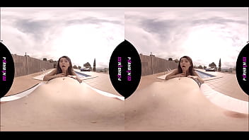 PORNBCN VR 4K | Joven amateur follando en la piscina publica exterior Mia Navarro realidad virtual 180 3D POV latina porno español spanish blowjob