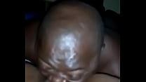 Yaounde une femme mariée trompe son mari avec un vieux et urine sur lui après un cunnilingus